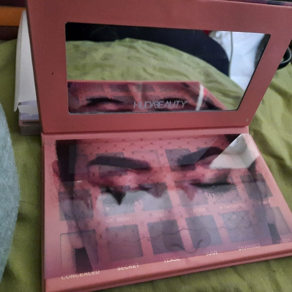 Eyeshadow Pallette - Picture 2 of 2